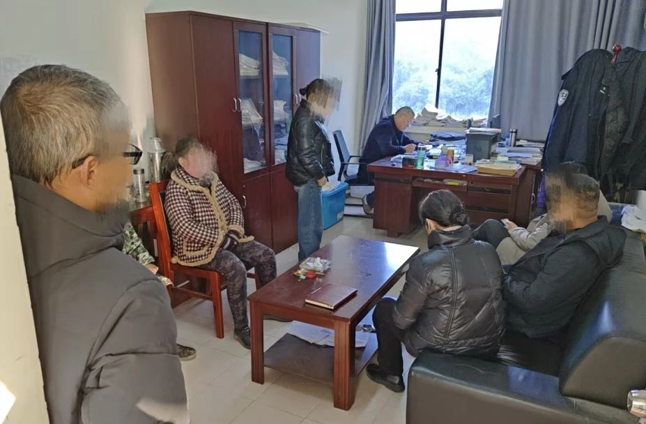 1.17解“薪”愁、护民生、过好年——枣阳法院开展春节前专项执行行动1.4.jpg 1.17解“薪”愁、护民生、过好年——枣阳法院开展春节前专项执行行动1.4.jpg